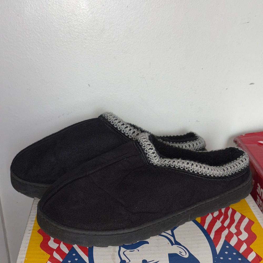Just Be Black Slip-On slippers size 9/10